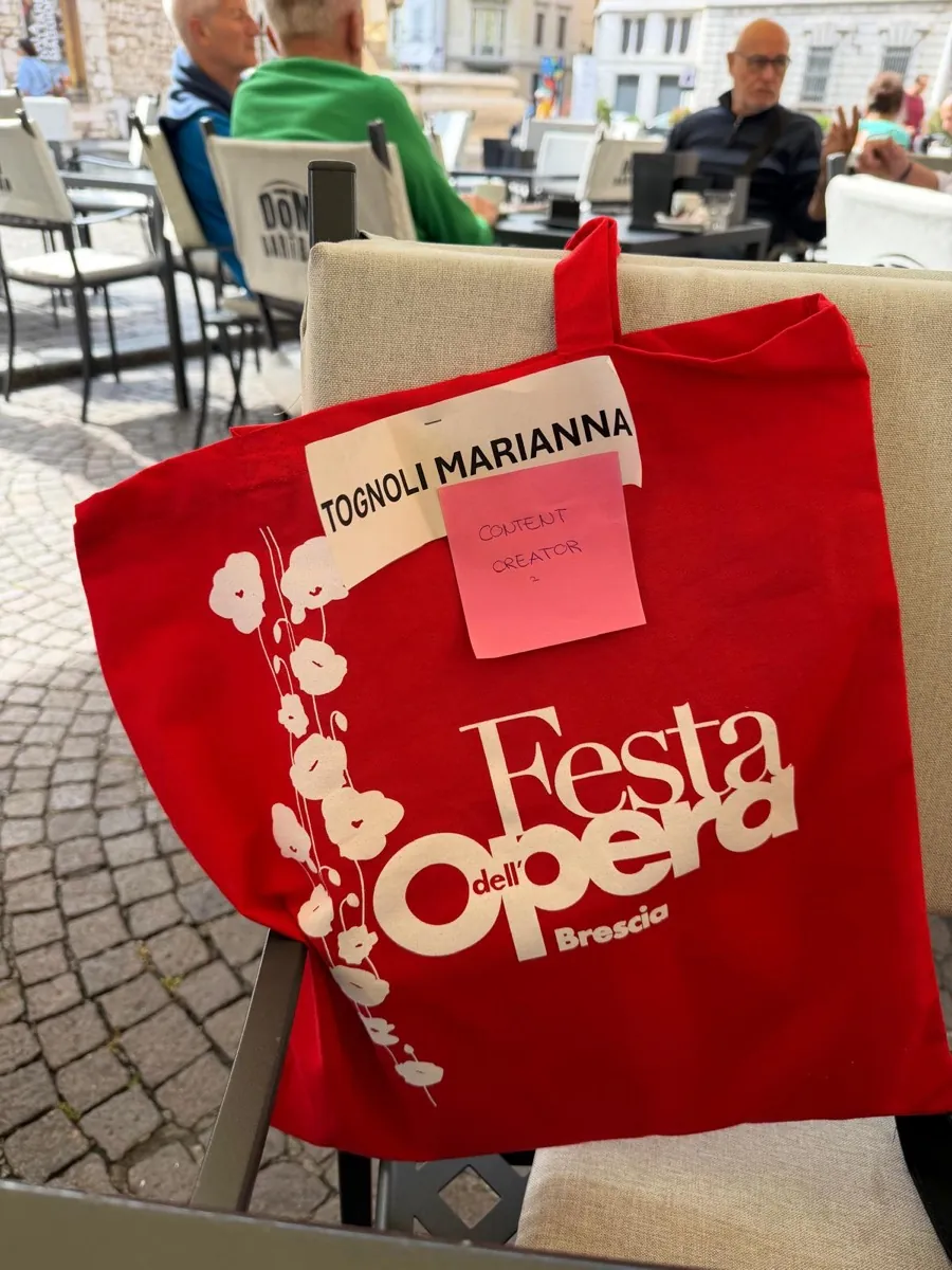 Shopper della Festa dell’Opera di Brescia con il cartellino content creator di Marianna Tognoli