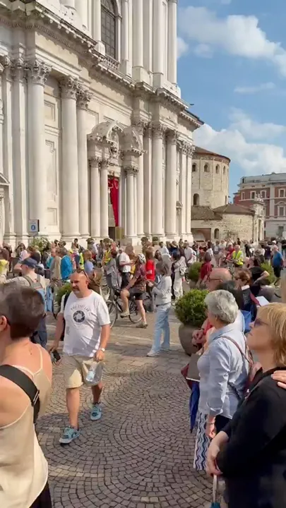 Video del pubblico in piazza durante la Festa dell’Opera 2026 a Brescia